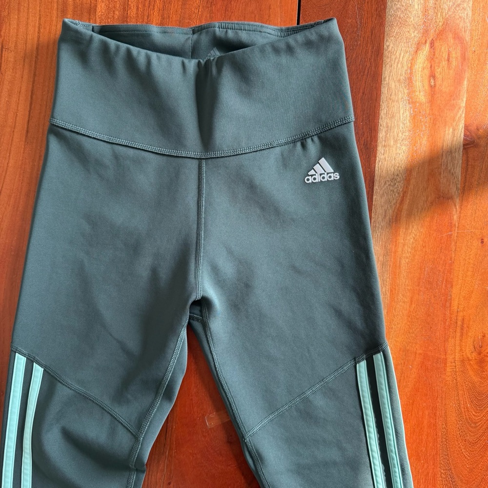🦊 Adidas Women's Gray Leggings with Aqua Stripes - Picture 3 of 10